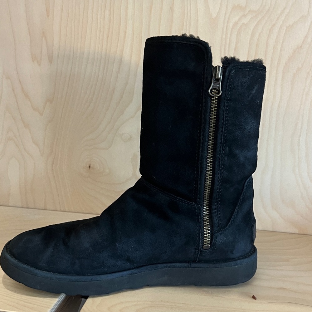 UGG Karina inner zipper short boots Woman’s size 7